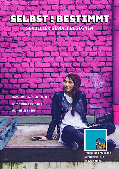 Cover der Broschüre "SELBST:BESTIMMT sexueller Gewalt begegnen": eine Frau sitzt selbstbewusst vor einer pinken Wand